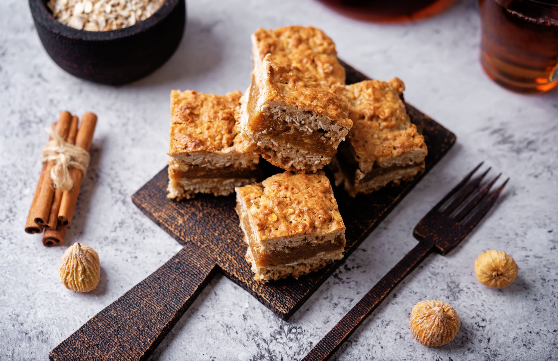 Pick up snack bars with Cinnamon